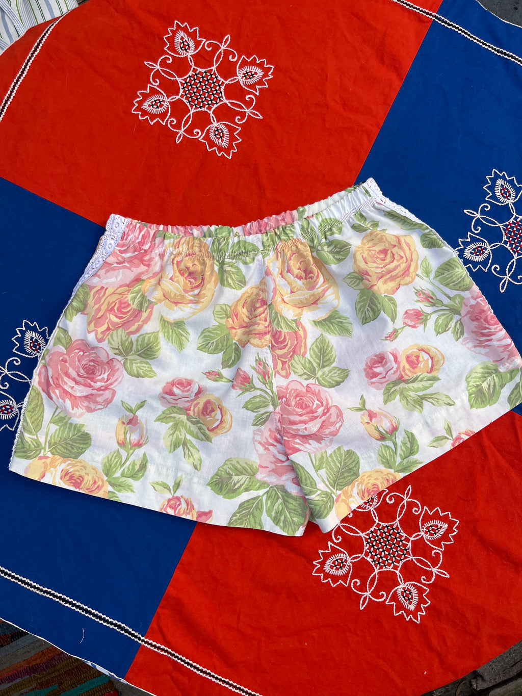 Mini Short fleurs dentelle  – Pièce Unique
