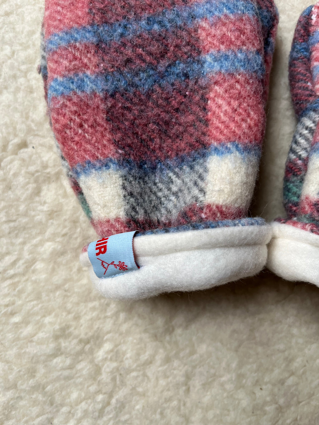 Moufles upcyclées en laine à carreaux
