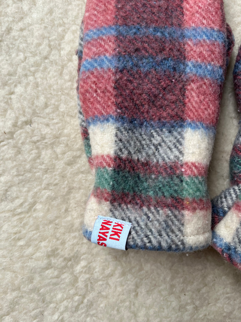 Moufles upcyclées en laine à carreaux