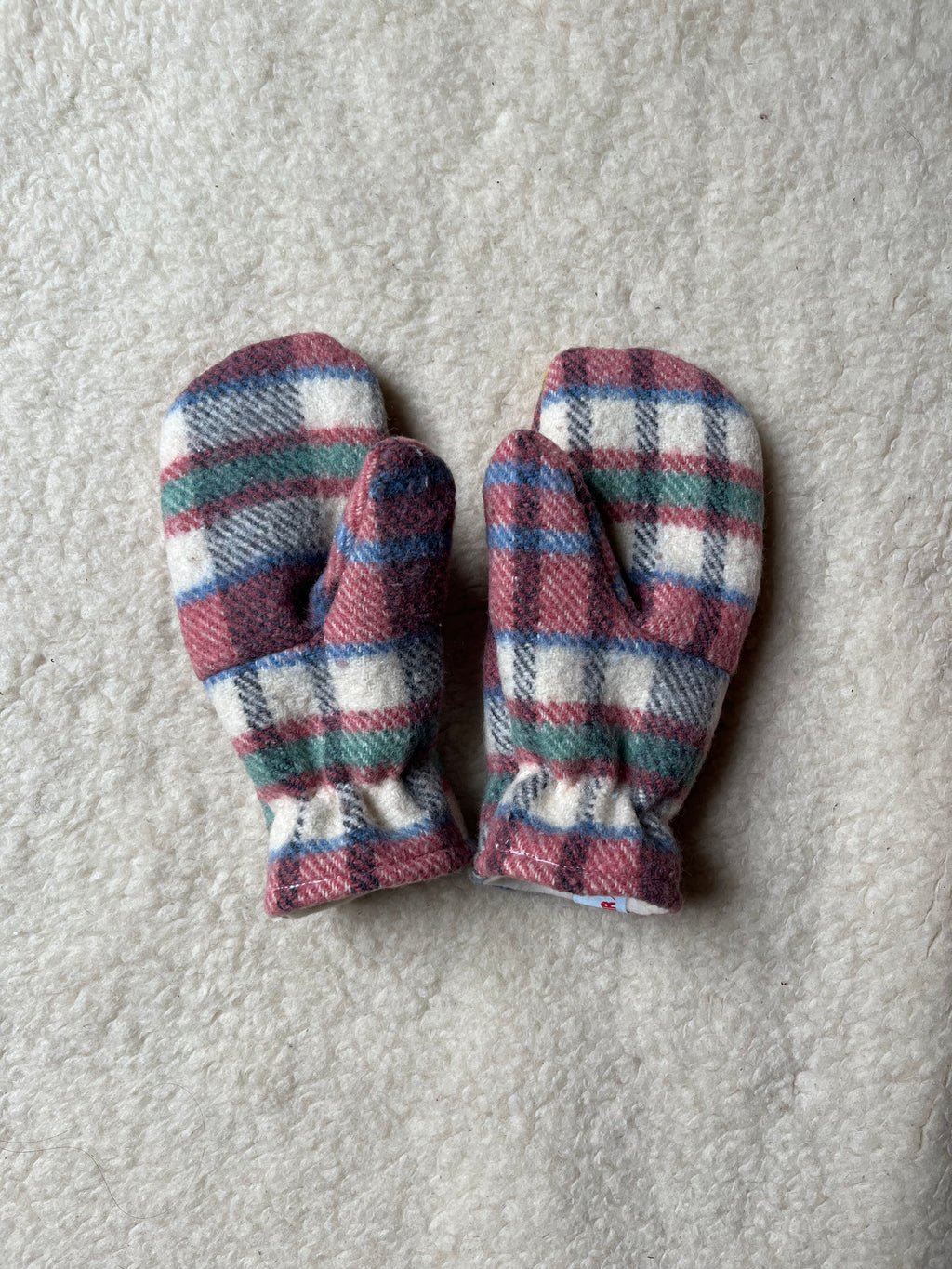 Moufles upcyclées en laine à carreaux