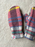 Moufles upcyclées en laine à carreaux