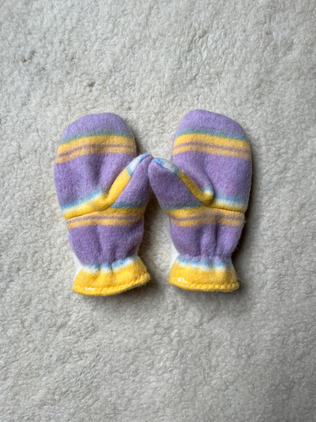 Moufles upcyclées à rayures