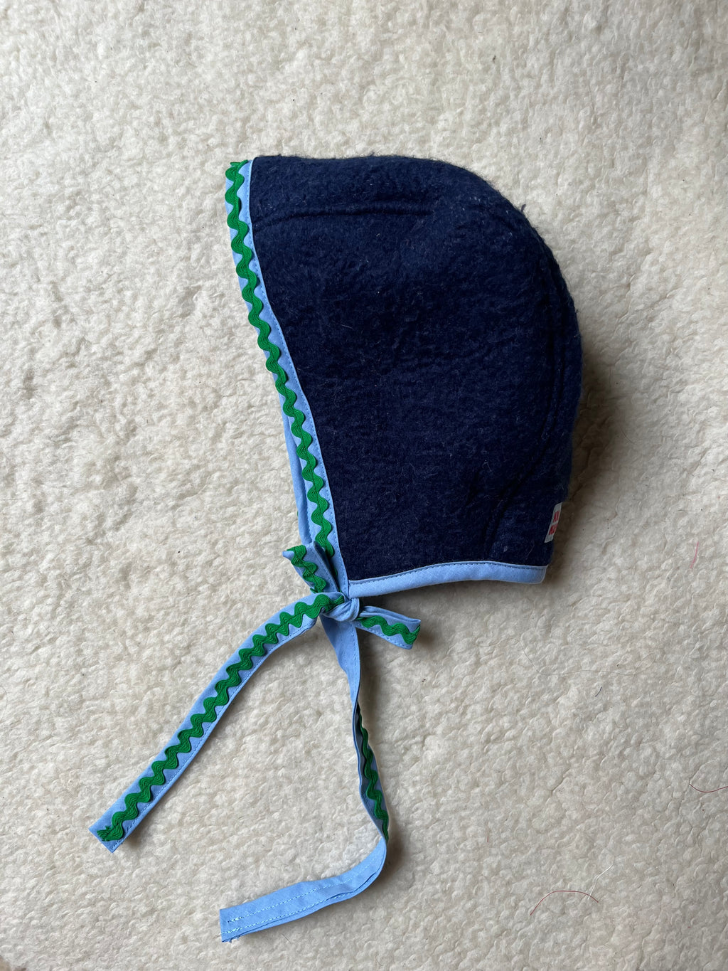 Béguin uni adulte upcyclé en laine – Pièce unique