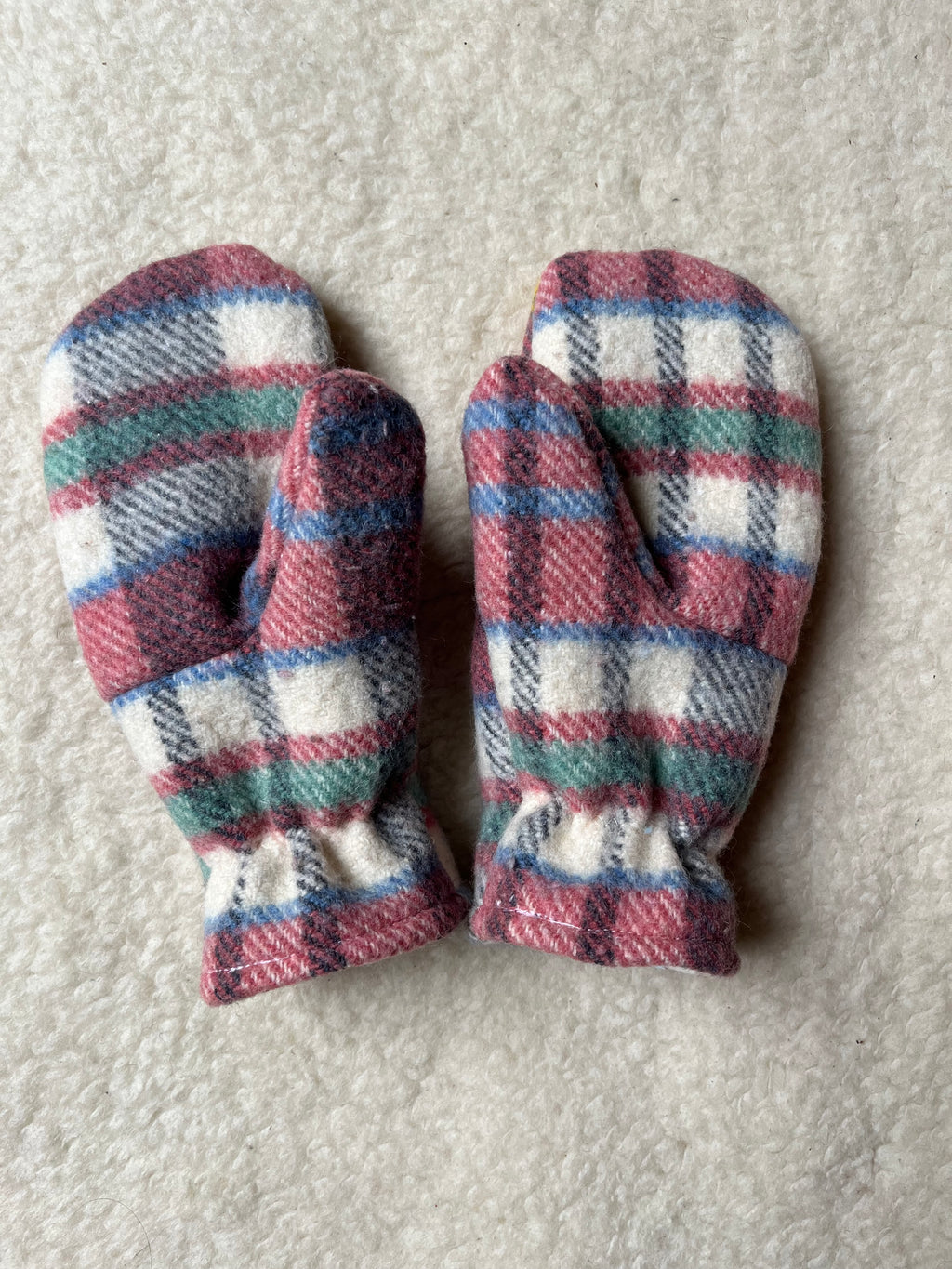 Moufles upcyclées en laine à carreaux
