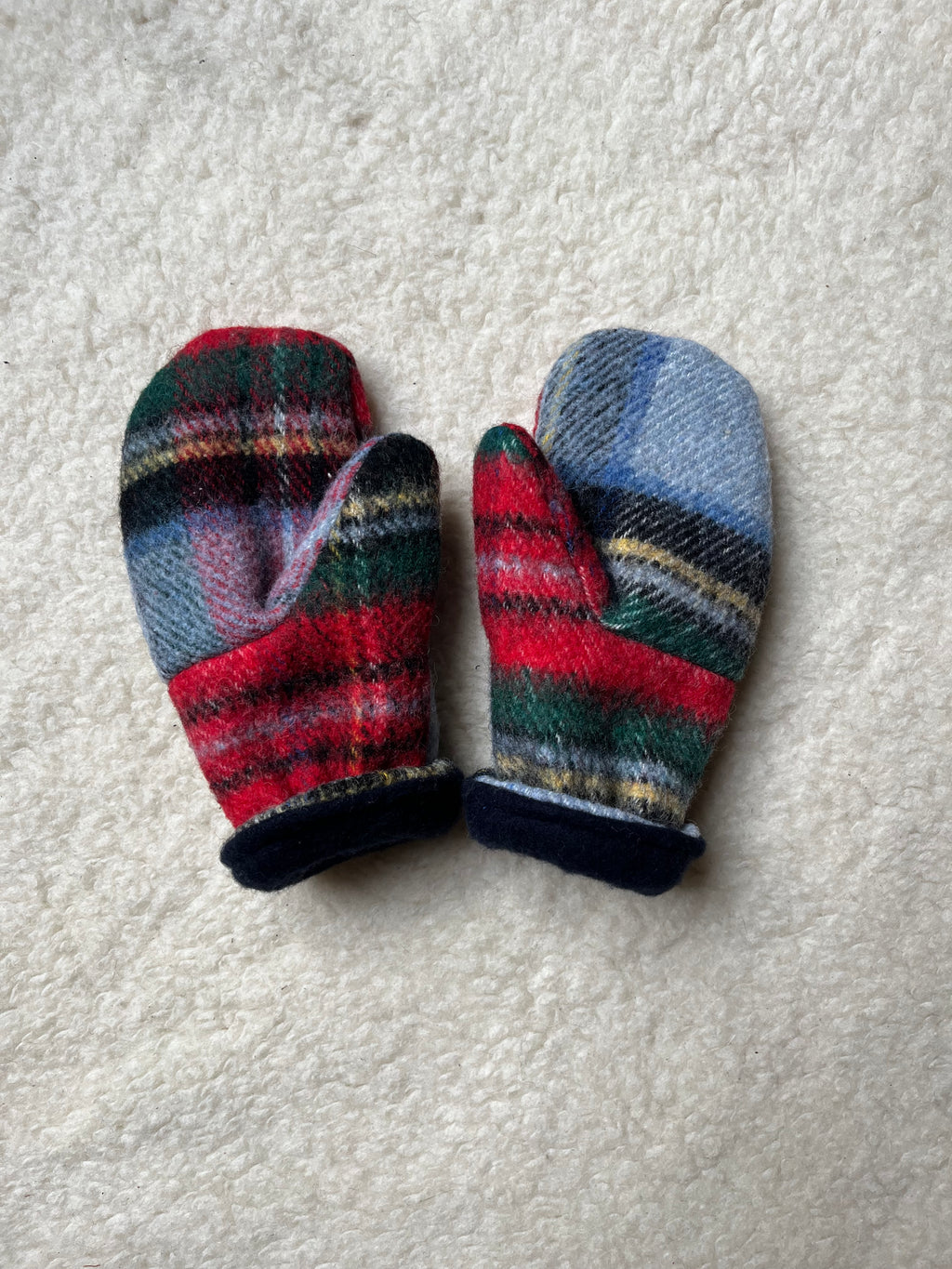 Moufles upcyclées en laine à carreaux tartan