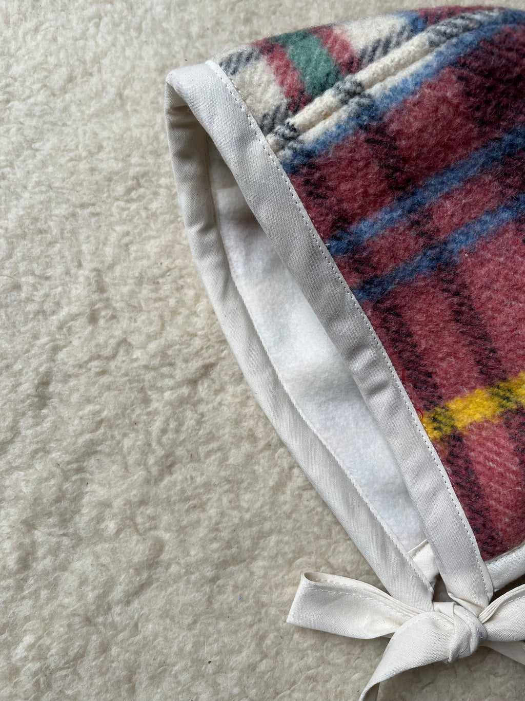 Béguin adulte upcyclé en laine & polaire – Pièce unique