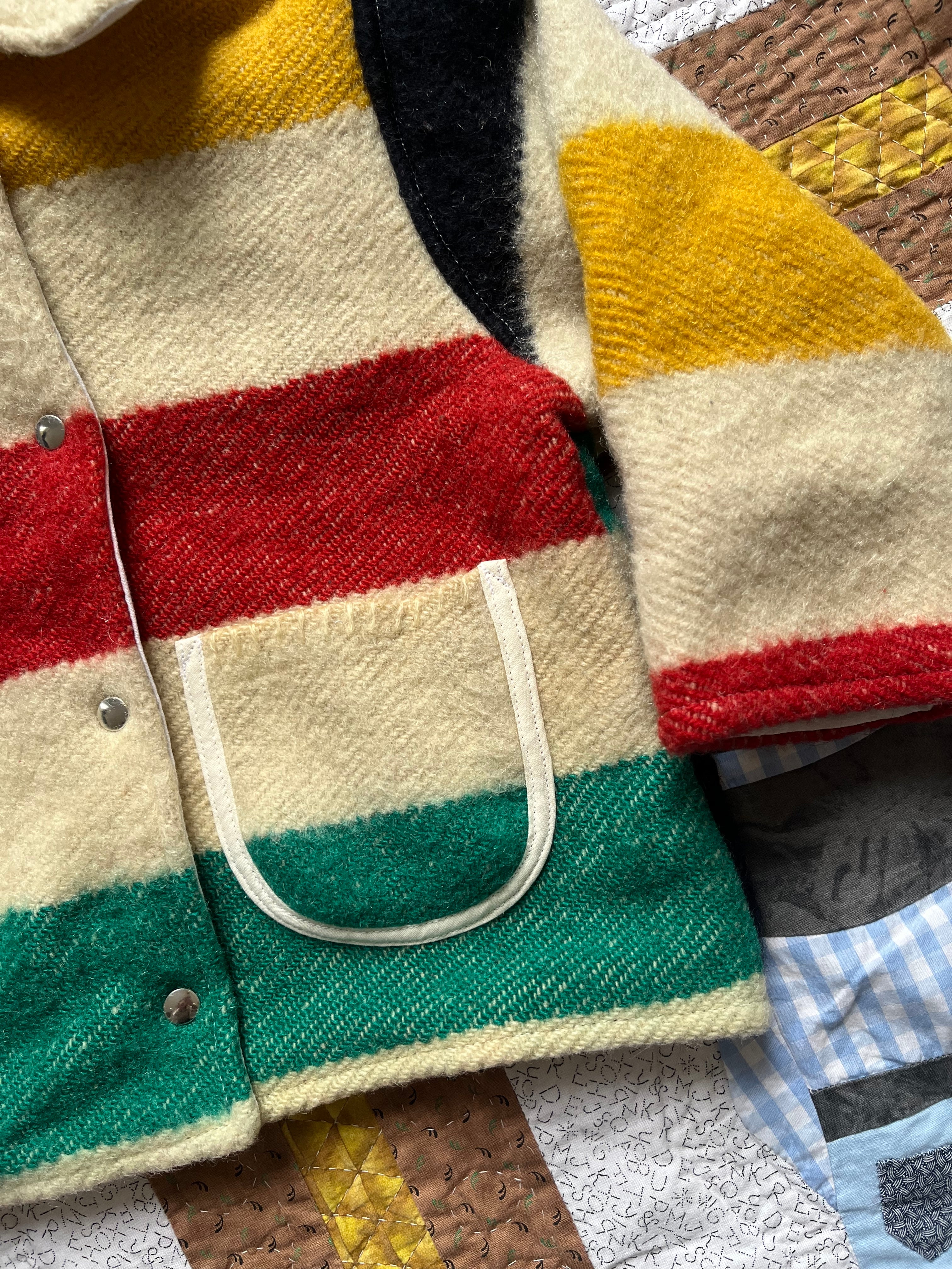 Veste enfant upcyclée en laine à rayures - Pièce unique