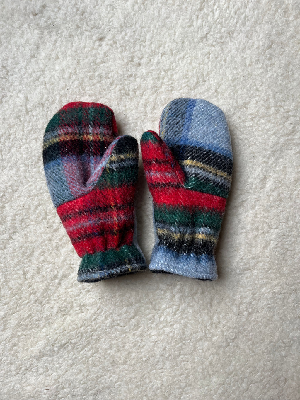Moufles upcyclées en laine à carreaux tartan