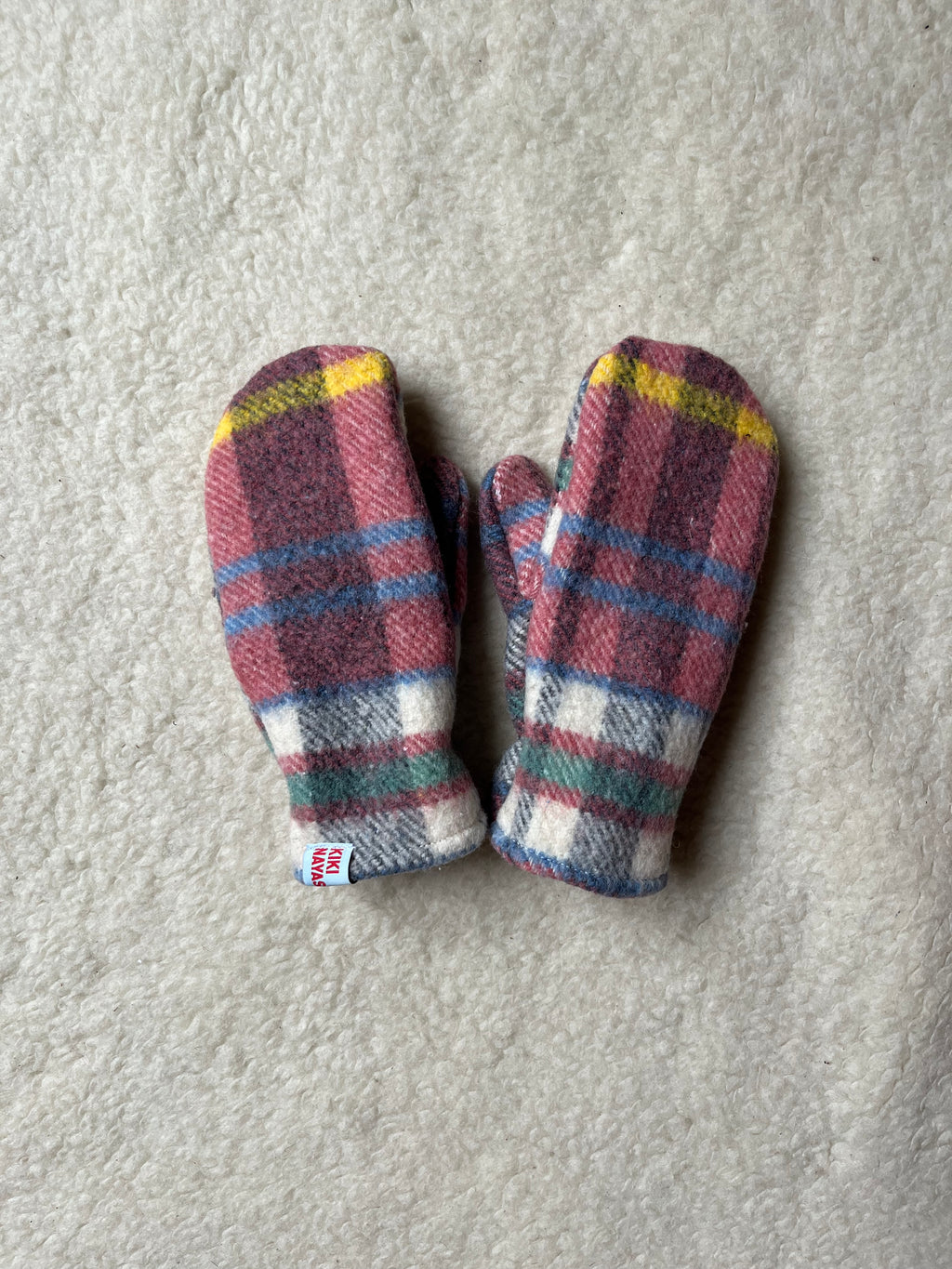 Moufles upcyclées en laine à carreaux
