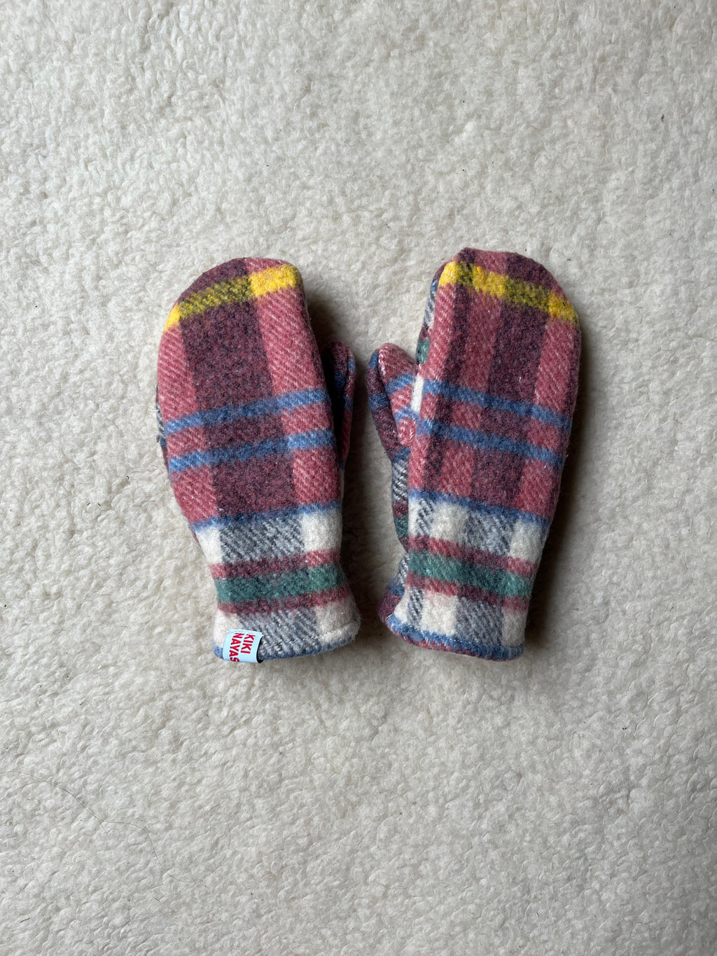 Moufles upcyclées en laine à carreaux