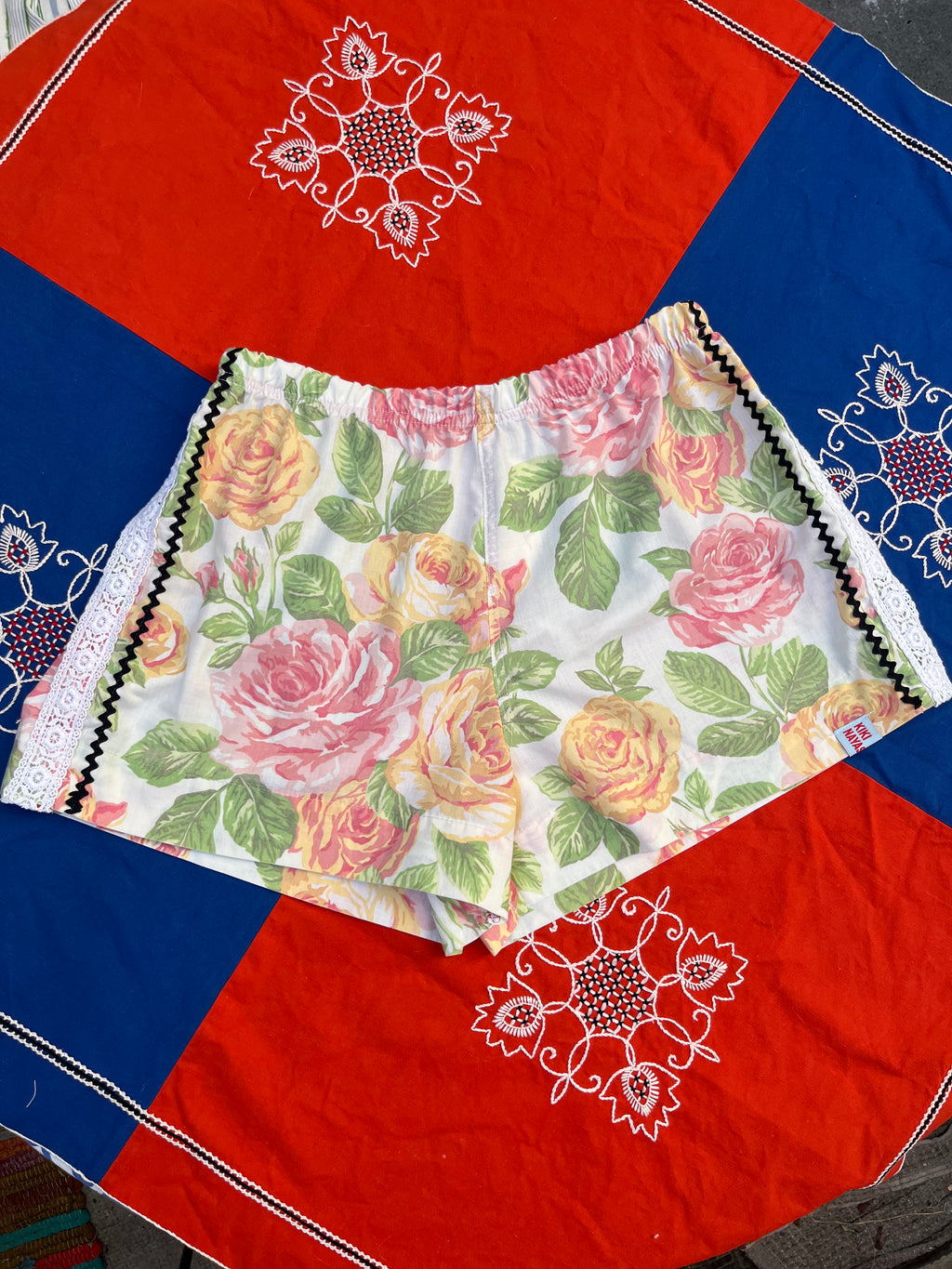 Mini Short fleurs dentelle  – Pièce Unique