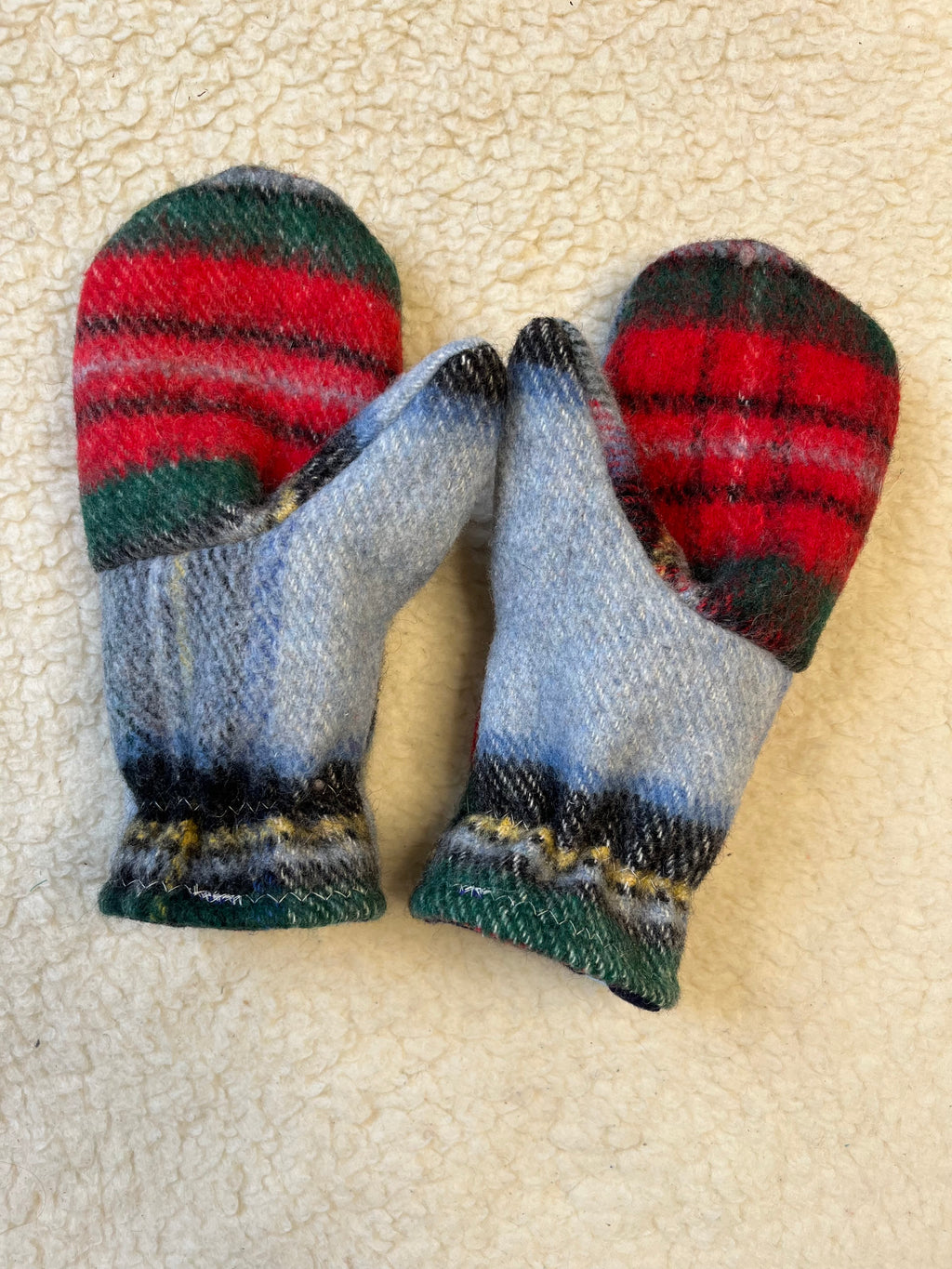 Moufles upcyclées en laine tartan
