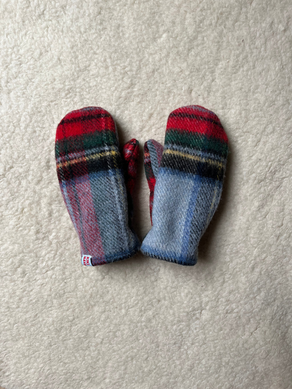 Moufles upcyclées en laine à carreaux tartan