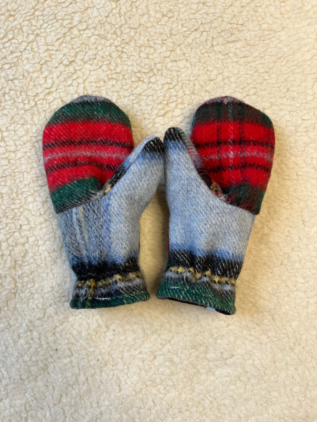 Moufles upcyclées en laine tartan