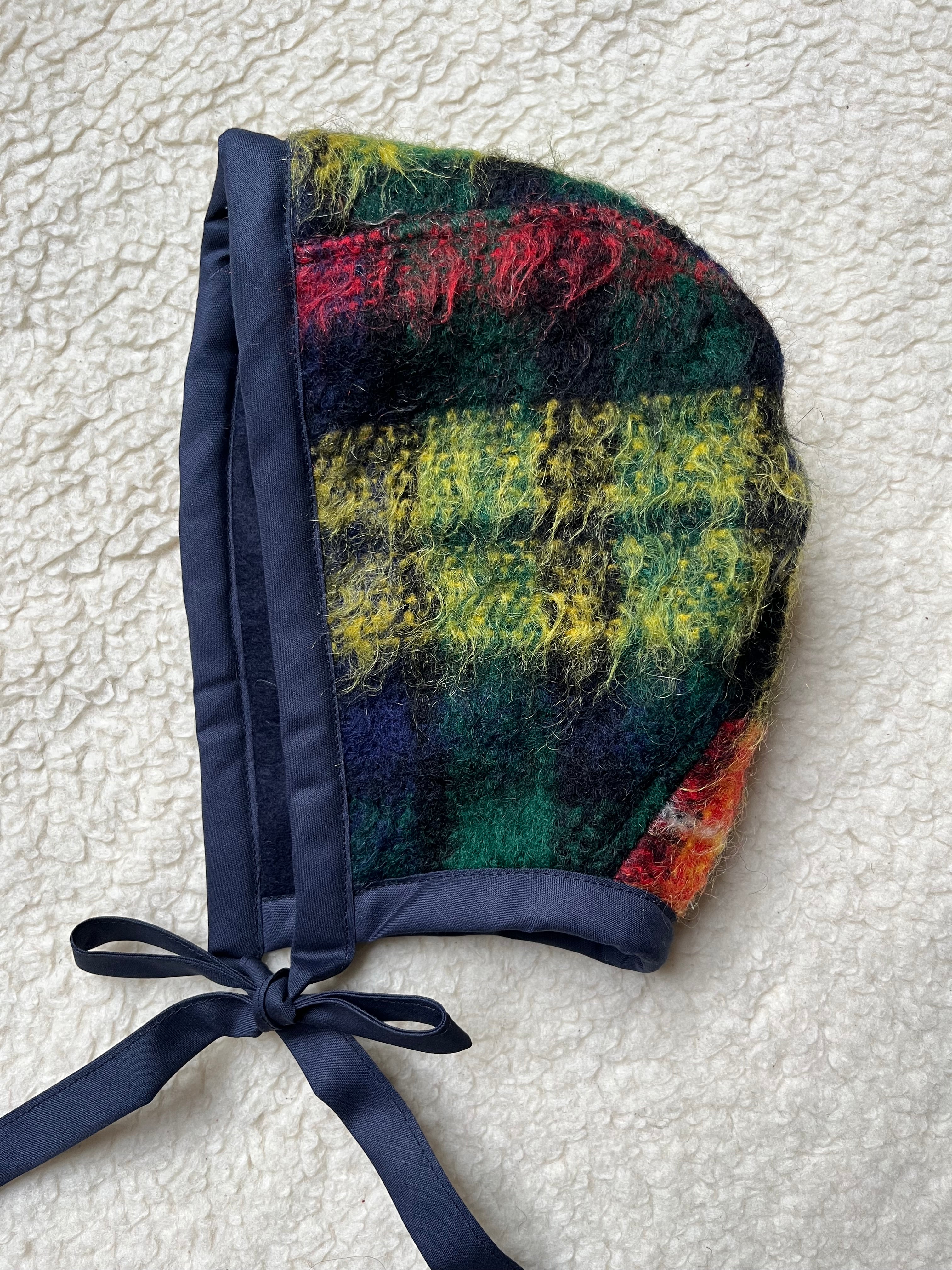Béguin tartan adulte upcyclé en mohair & polaire – Pièce unique
