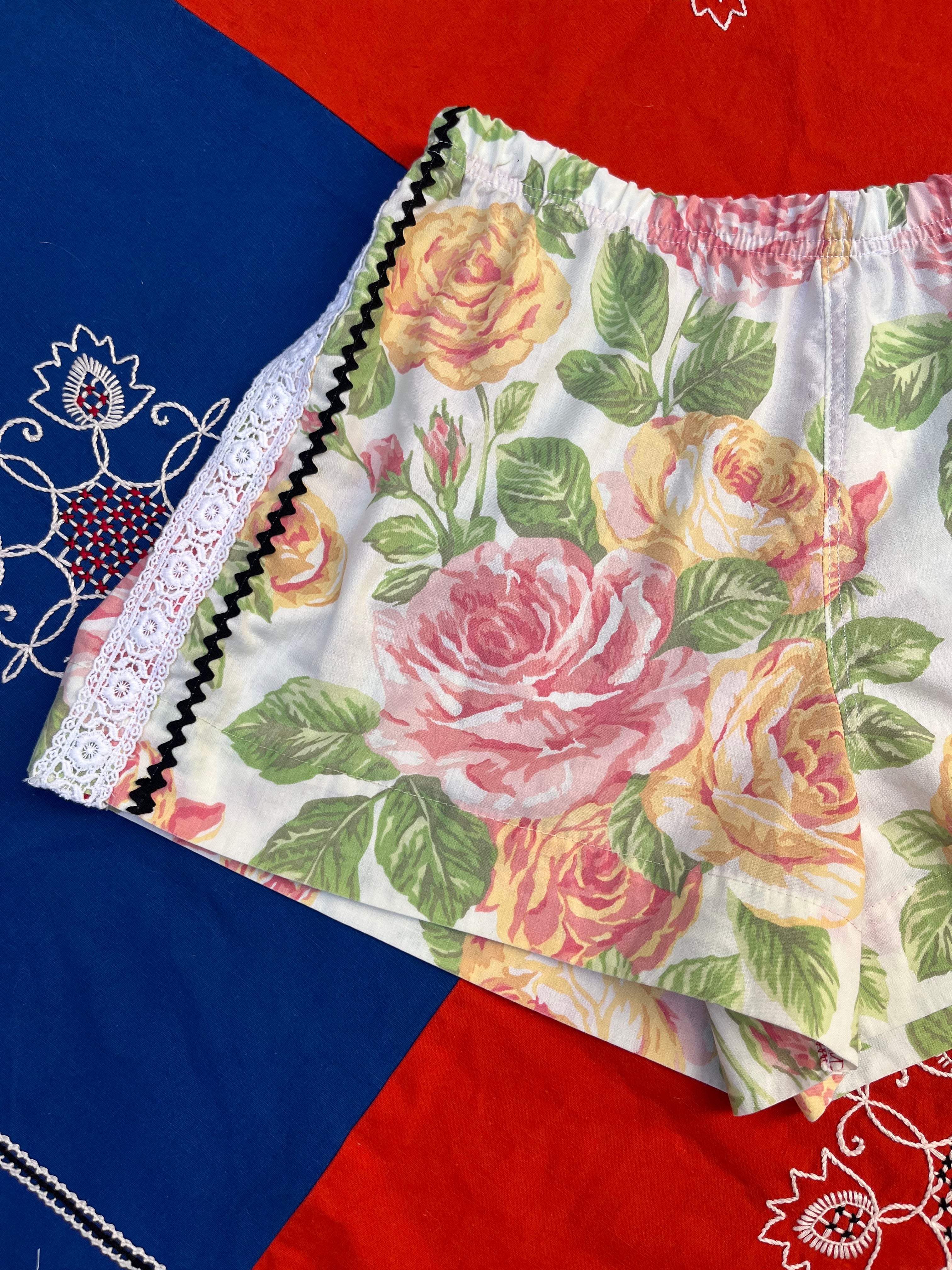 Mini Short fleurs dentelle  – Pièce Unique