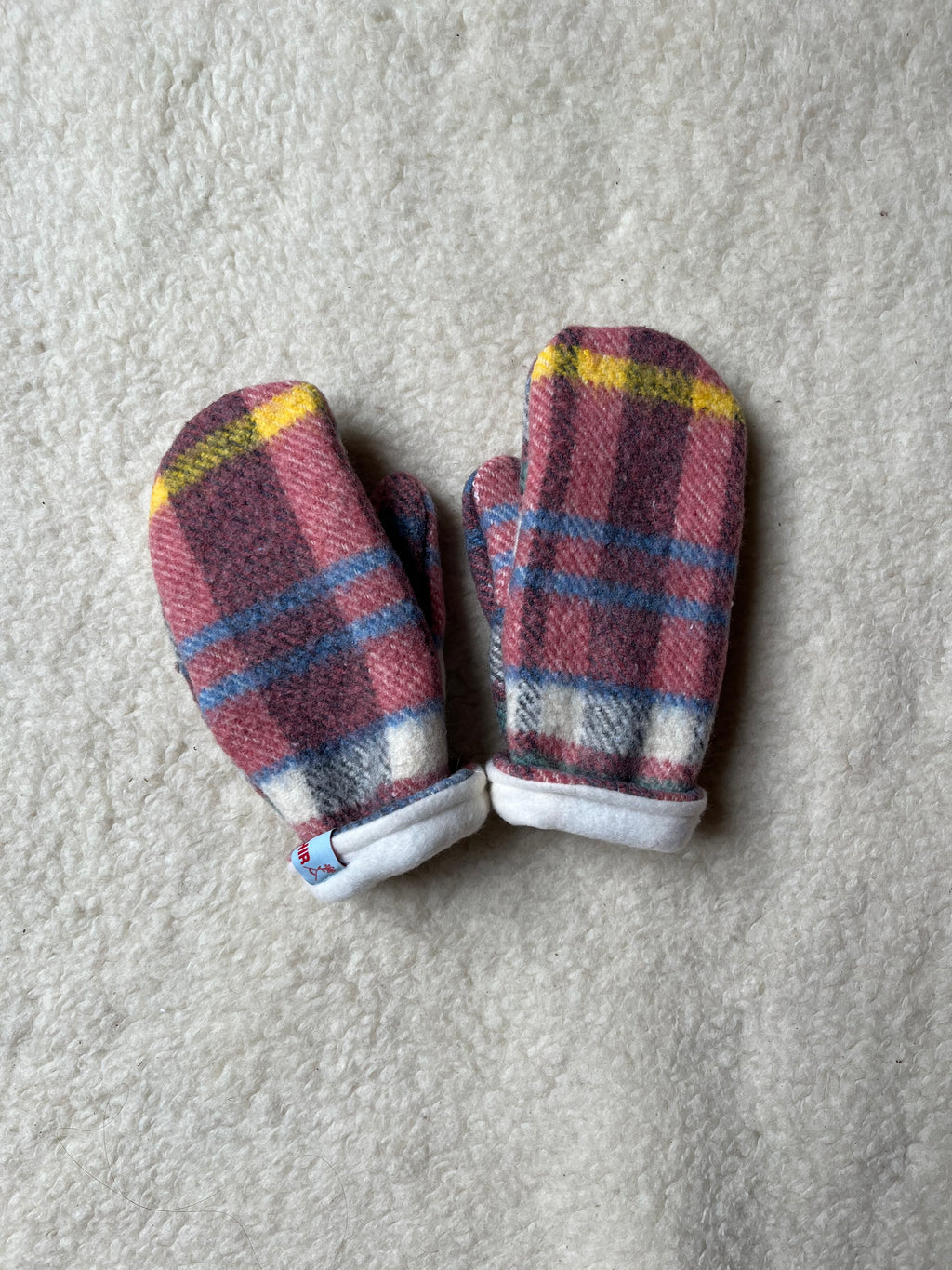 Moufles upcyclées en laine à carreaux