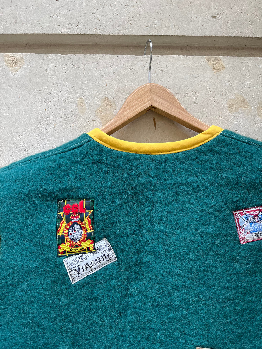 Veste sans manches laine patchs vintage  - Pièce unique