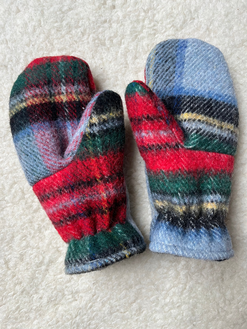 Moufles upcyclées en laine à carreaux tartan