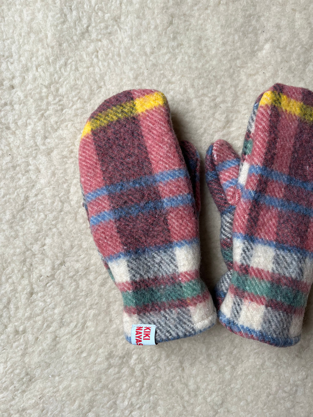 Moufles upcyclées en laine à carreaux