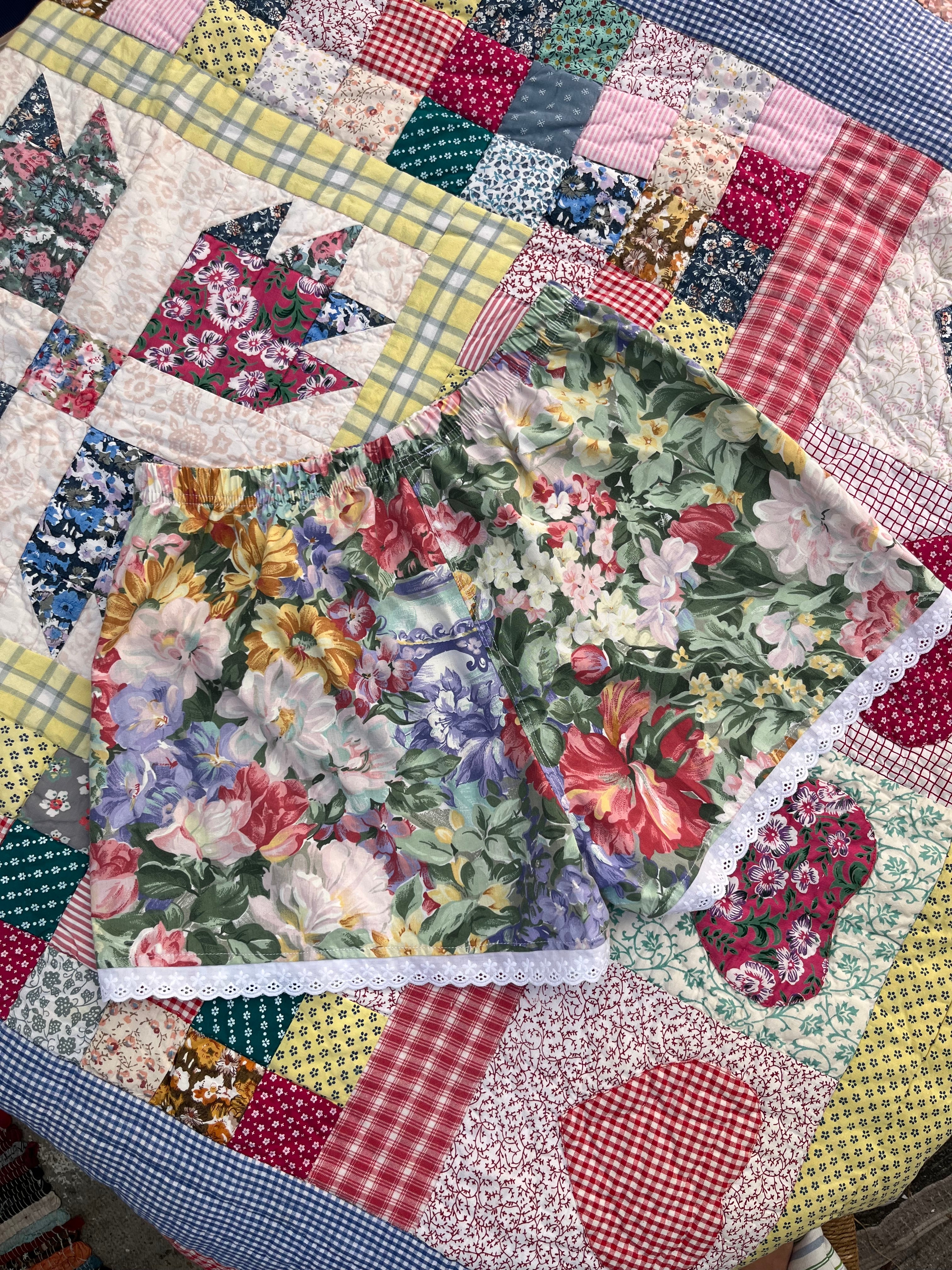 Mini Short fleurs dentelle – Pièce Unique