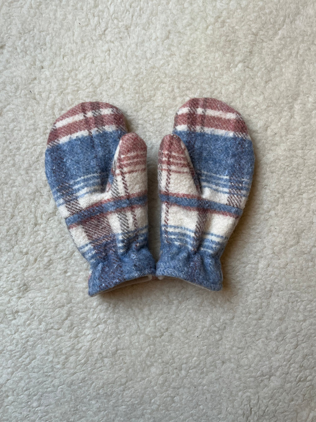 Moufles upcyclées en laine à carreaux