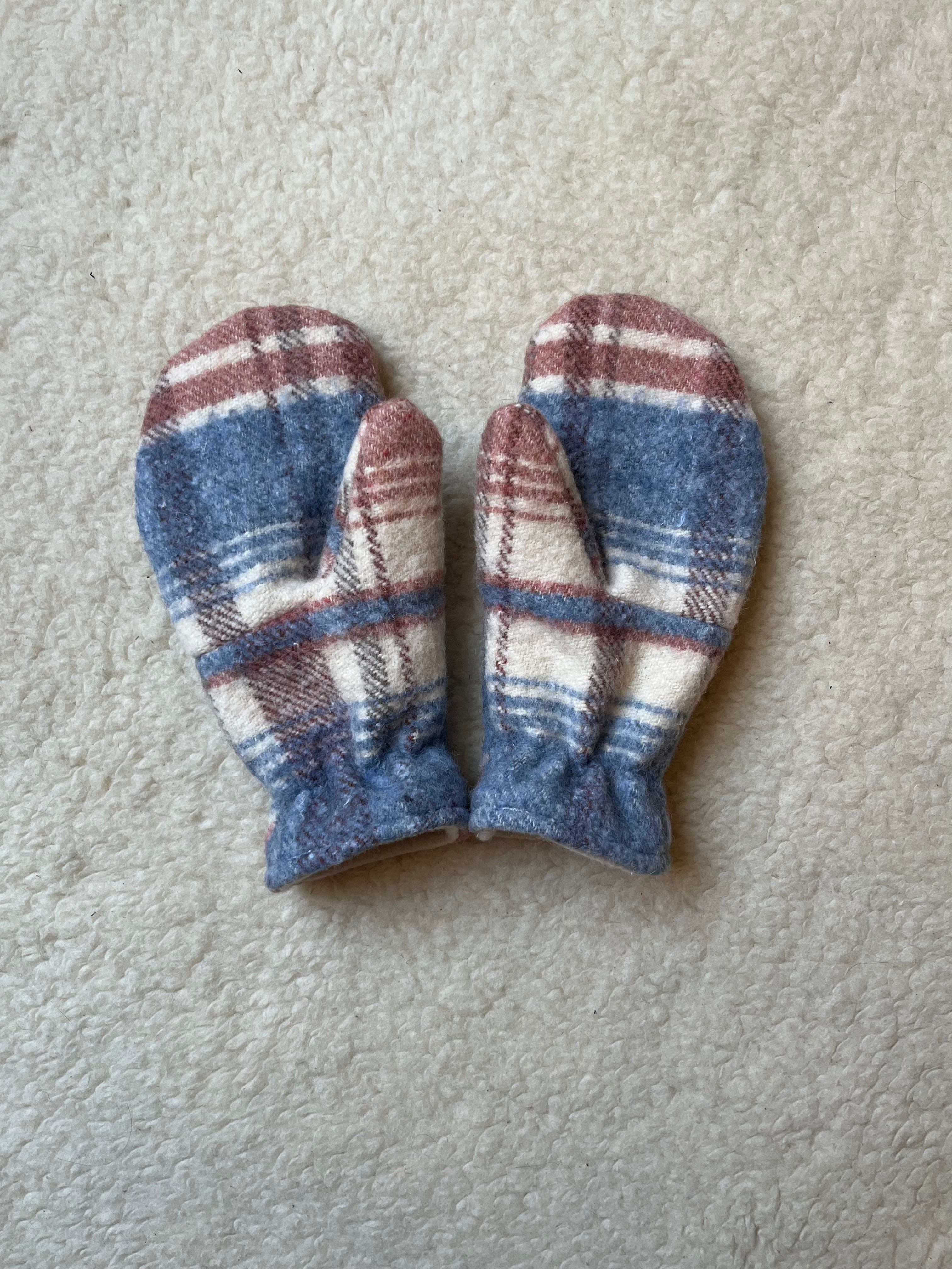 Moufles upcyclées en laine à carreaux
