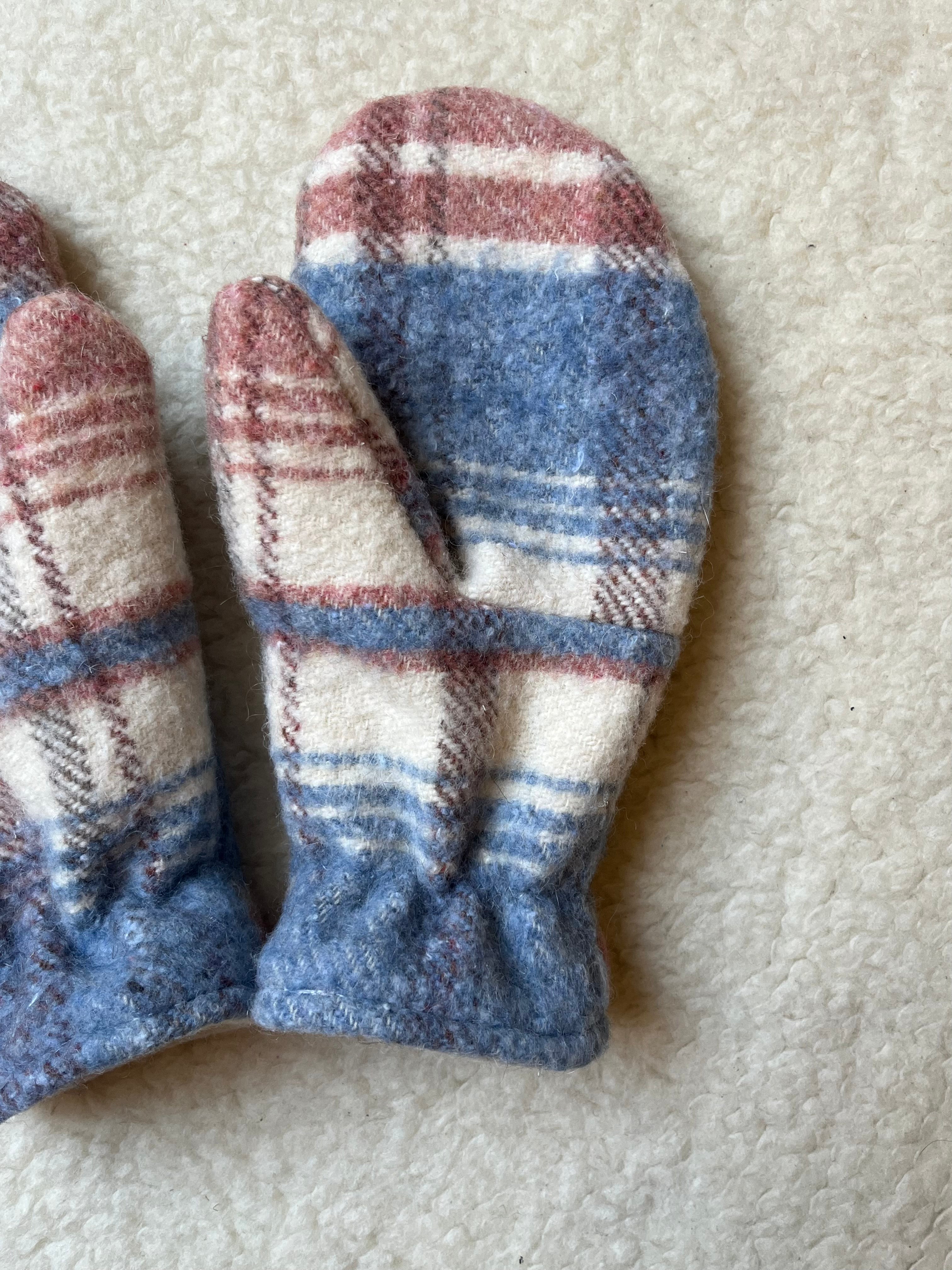 Moufles upcyclées en laine à carreaux