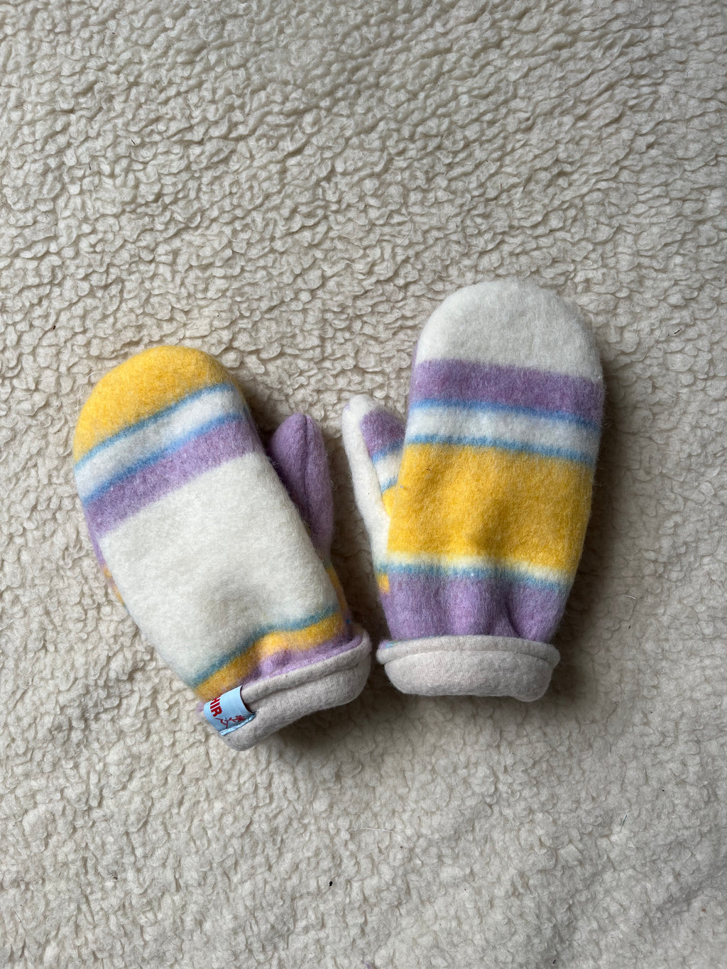 Moufles upcyclées à rayures