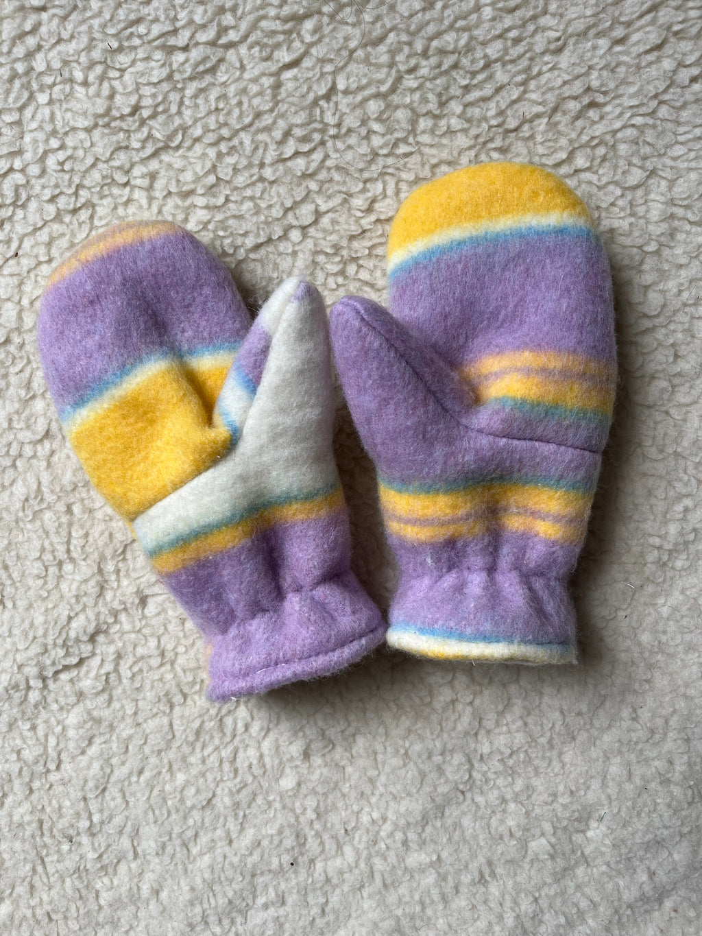 Moufles upcyclées à rayures