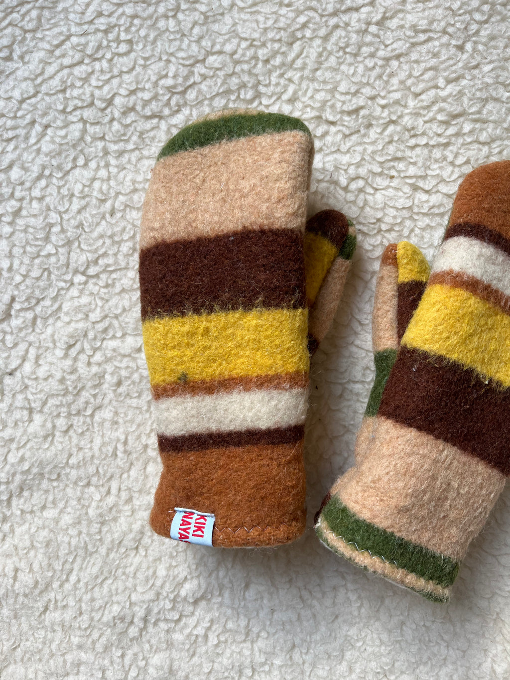Moufles upcyclées à rayures