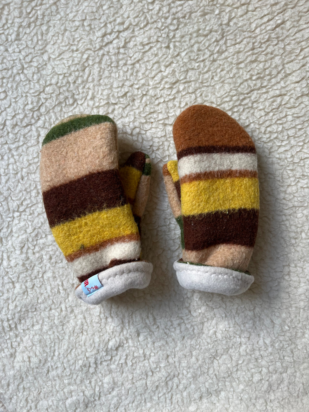 Moufles upcyclées à rayures