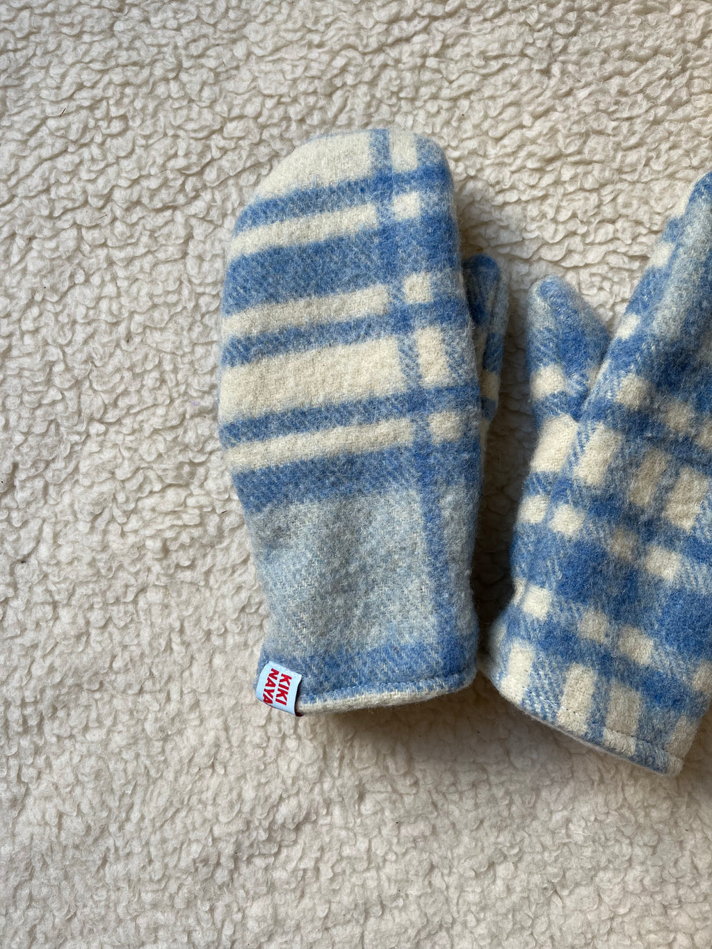 Moufles upcyclées en laine carreaux