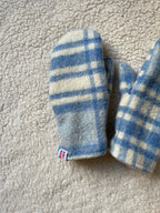 Moufles upcyclées en laine carreaux