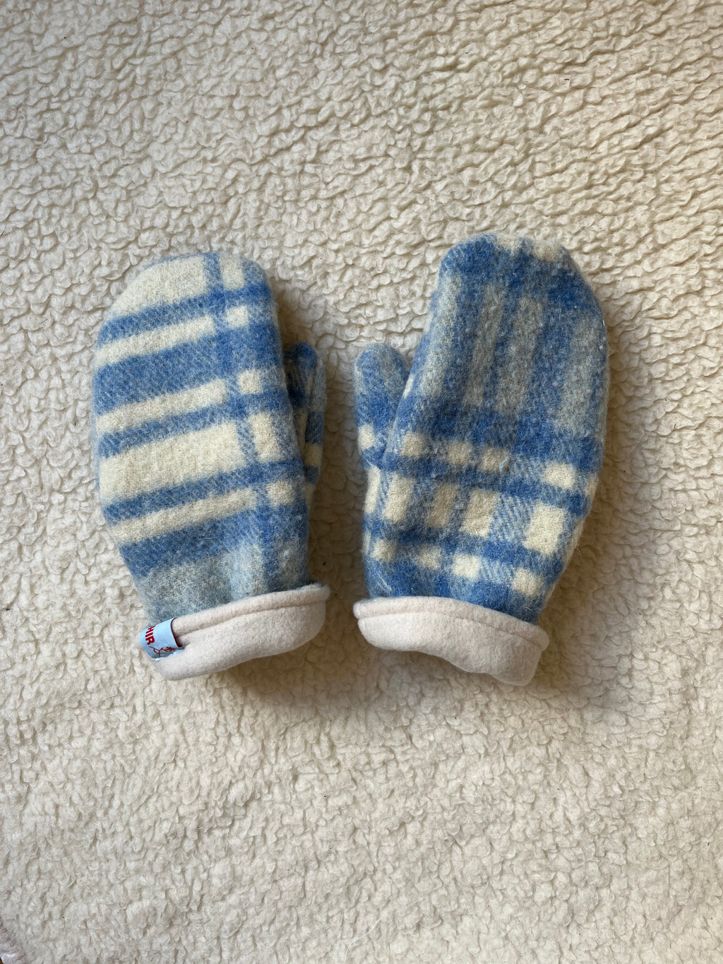 Moufles upcyclées en laine carreaux