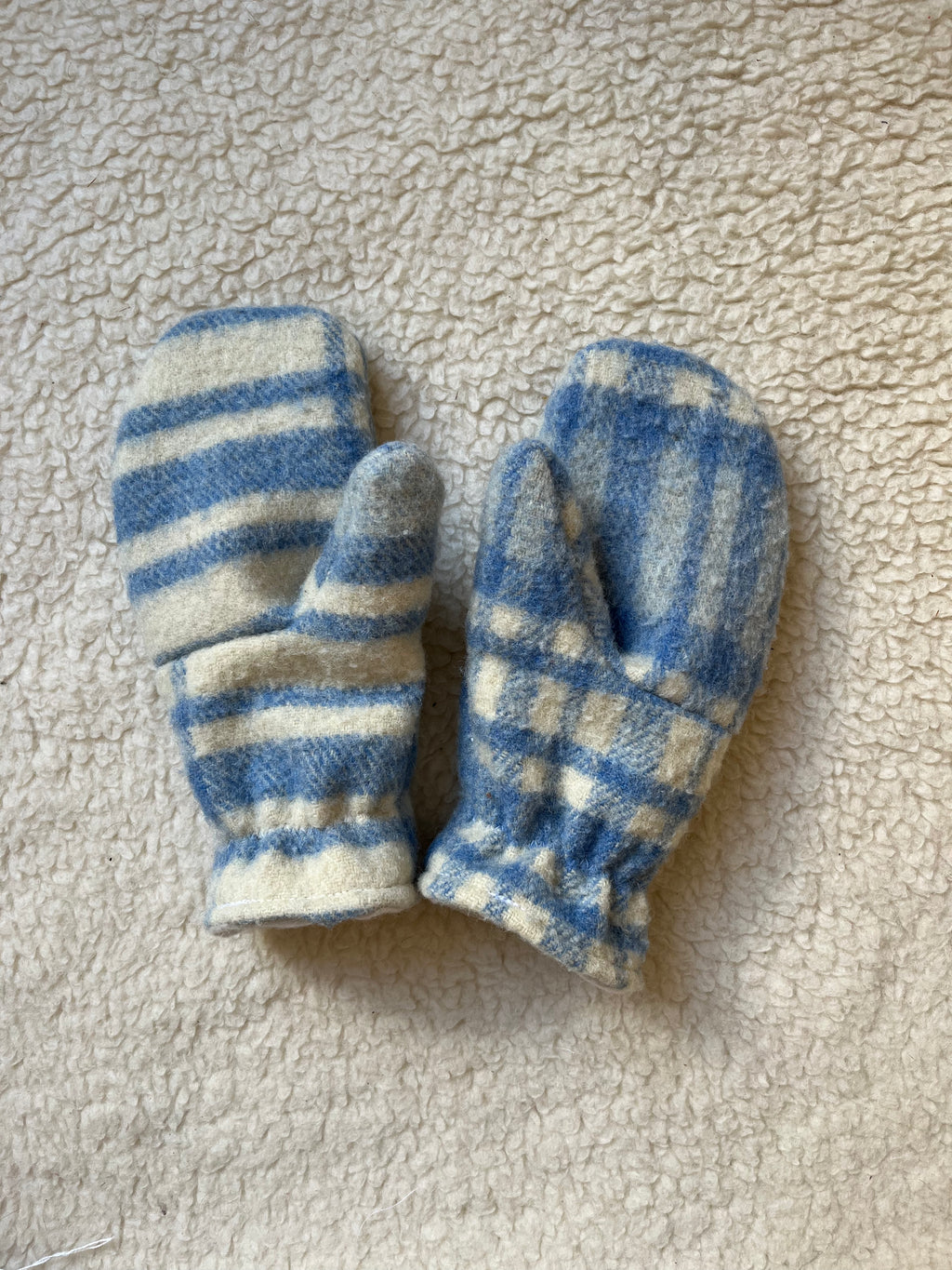 Moufles upcyclées en laine carreaux