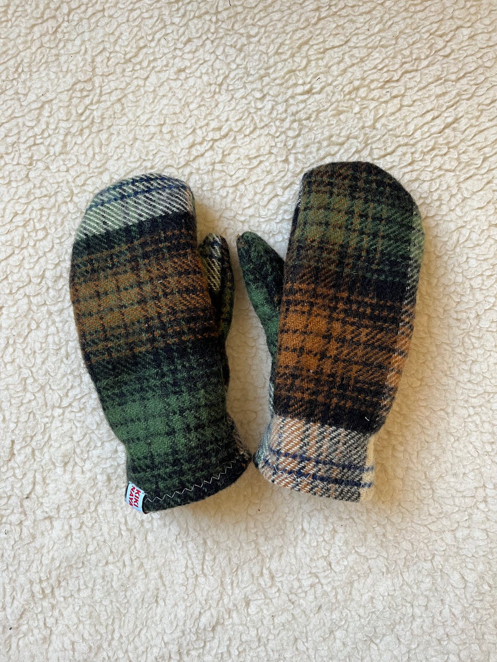 Moufles upcyclées en laine tartan