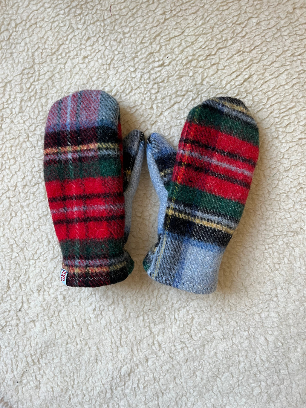 Moufles upcyclées en laine tartan