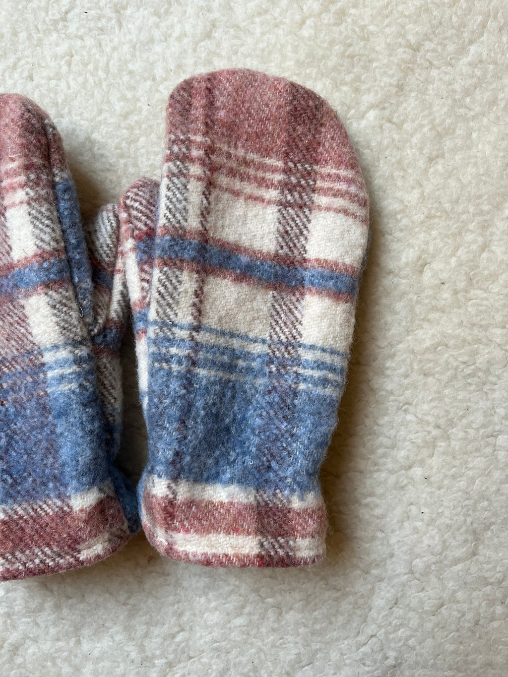 Moufles upcyclées en laine à carreaux