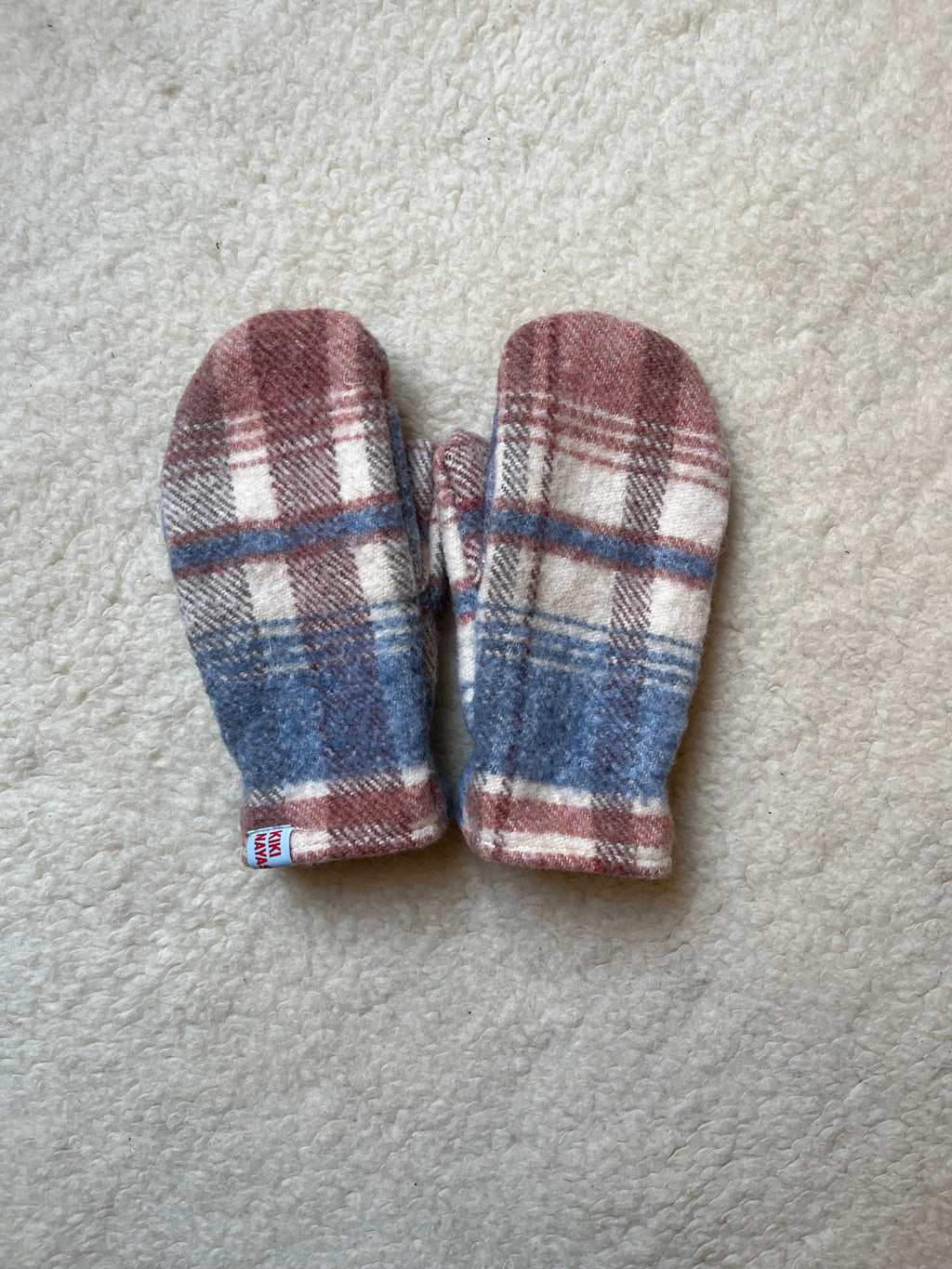 Moufles upcyclées en laine à carreaux