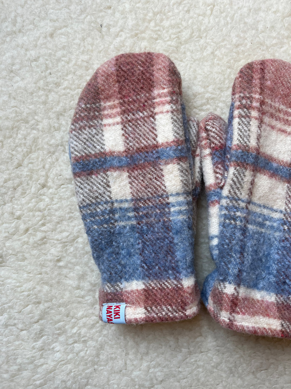 Moufles upcyclées en laine à carreaux