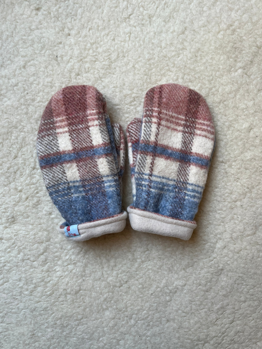 Moufles upcyclées en laine à carreaux