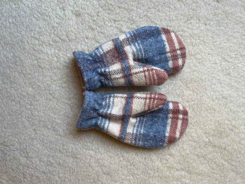 Moufles upcyclées en laine à carreaux