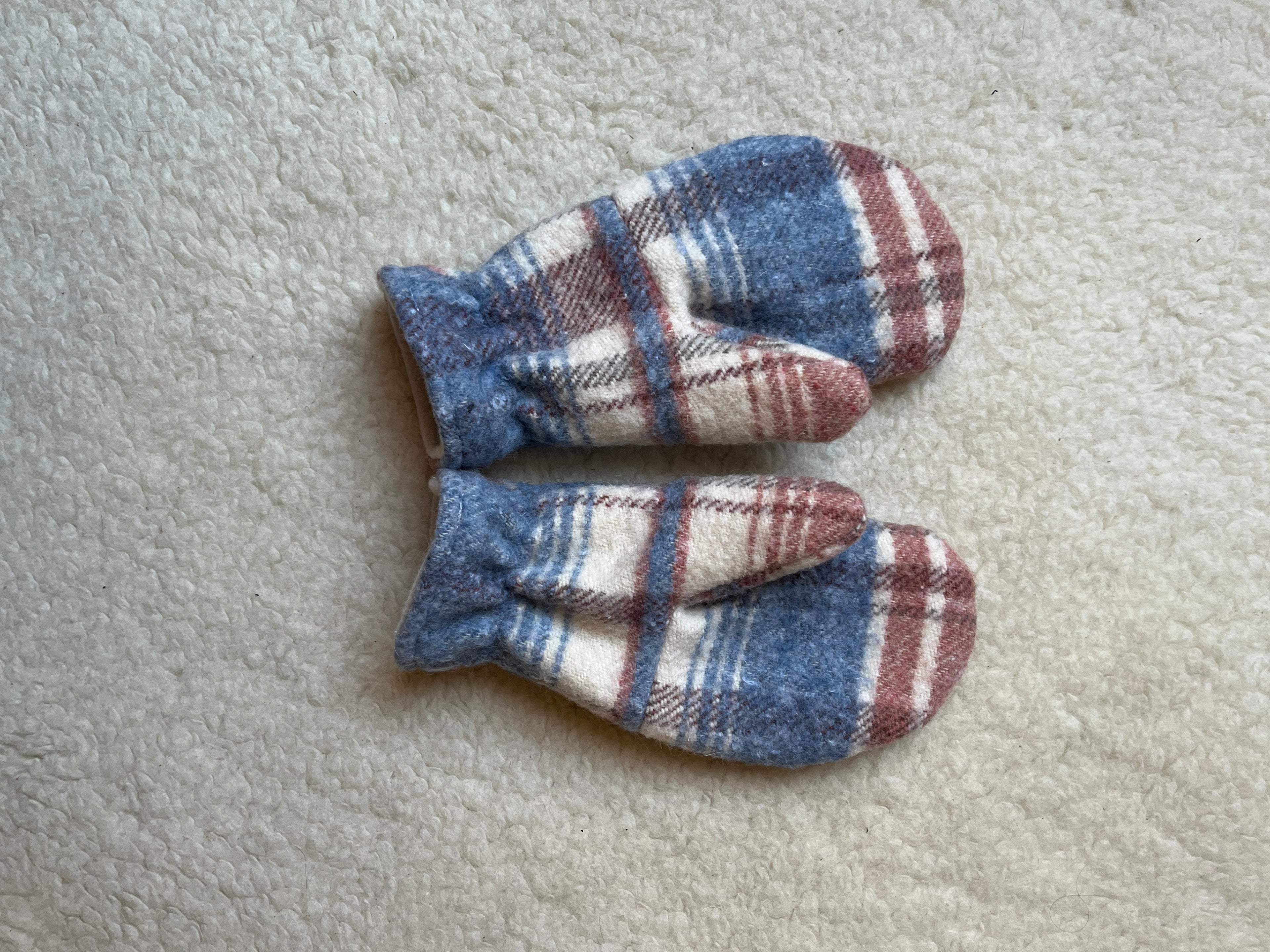 Moufles upcyclées en laine à carreaux
