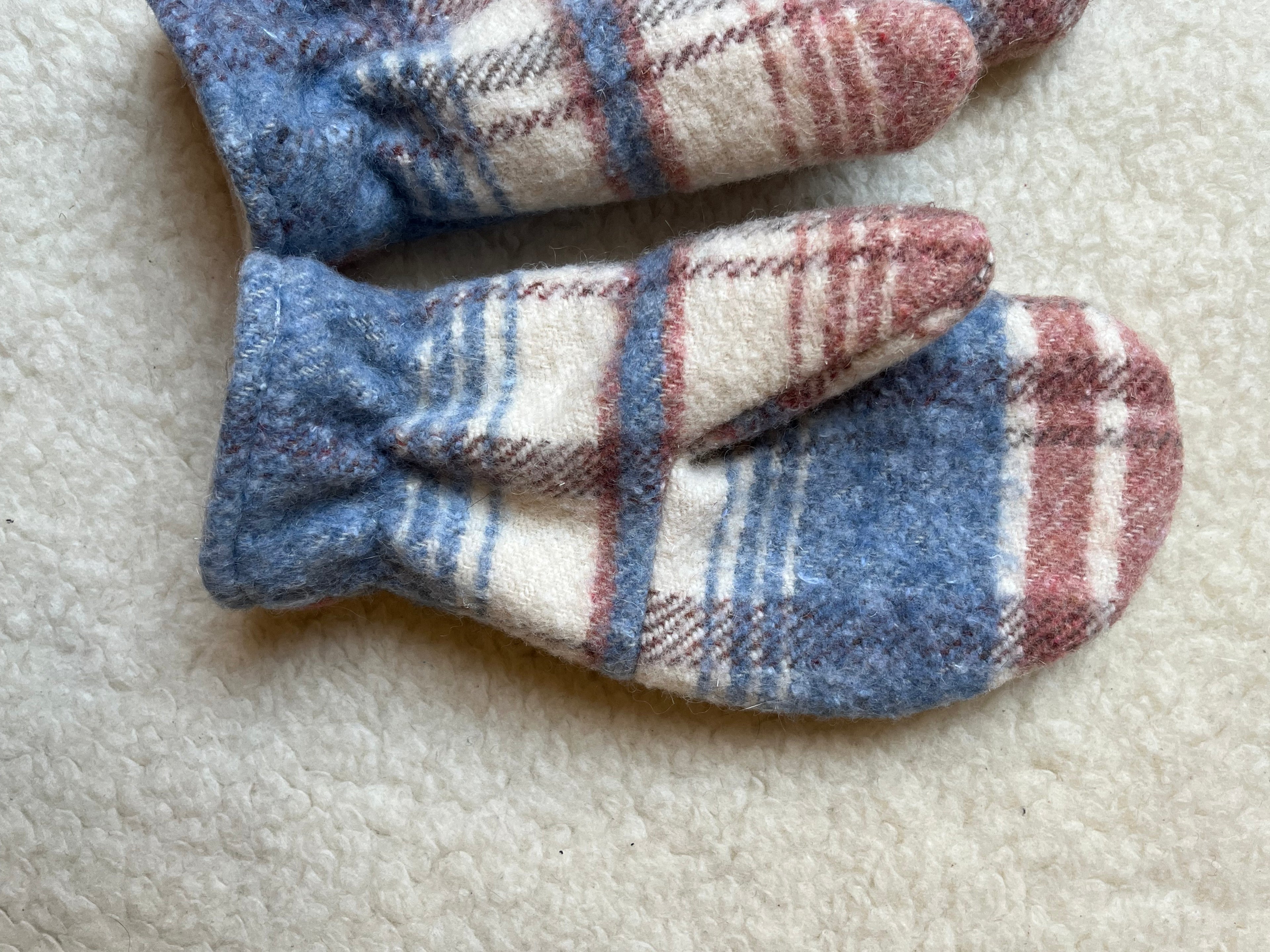 Moufles upcyclées en laine à carreaux