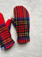 Moufles upcyclées en laine tartan