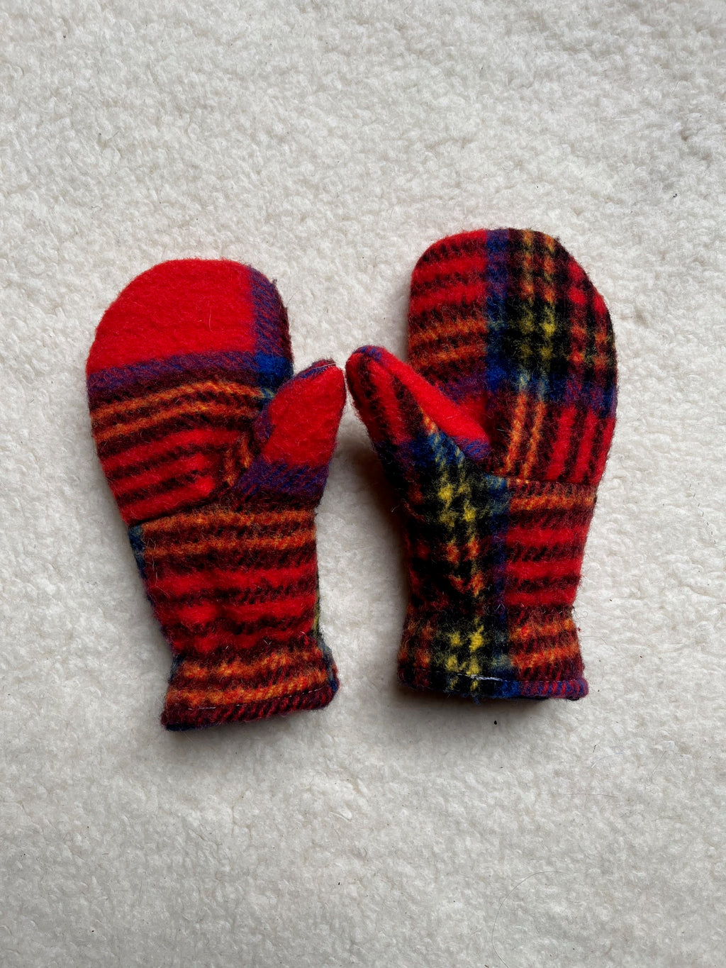 Moufles upcyclées en laine tartan