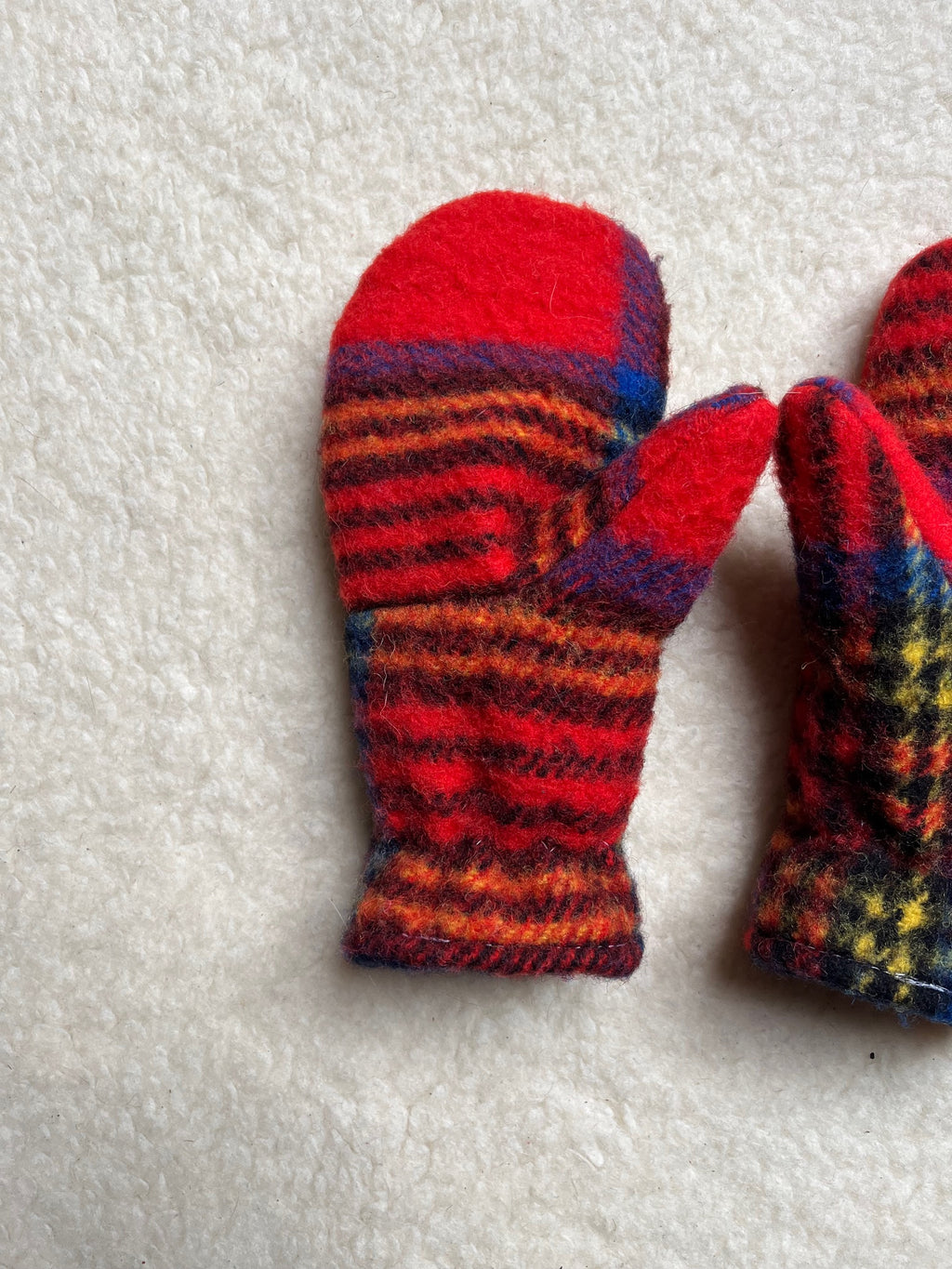 Moufles upcyclées en laine tartan