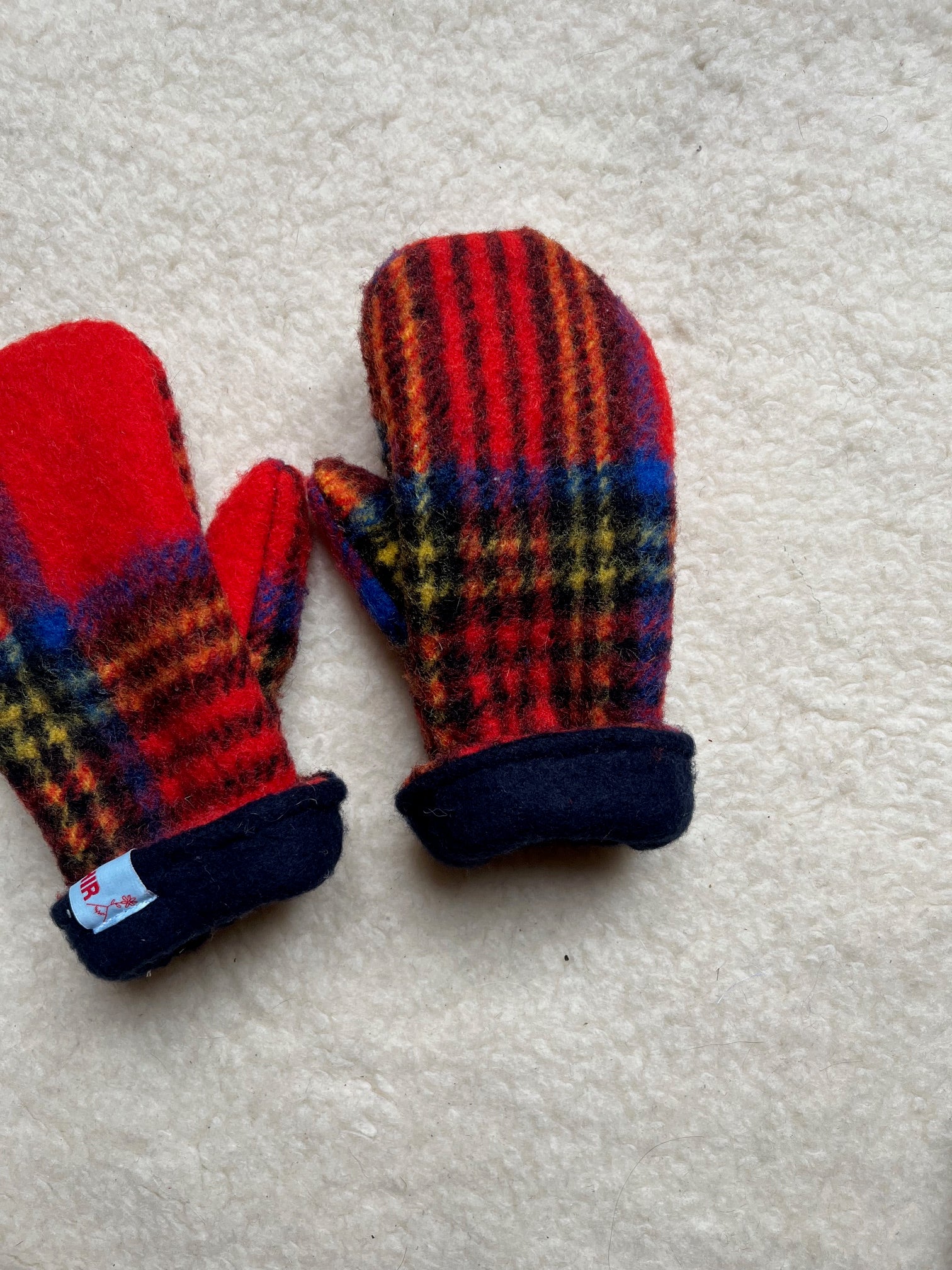 Moufles upcyclées en laine tartan