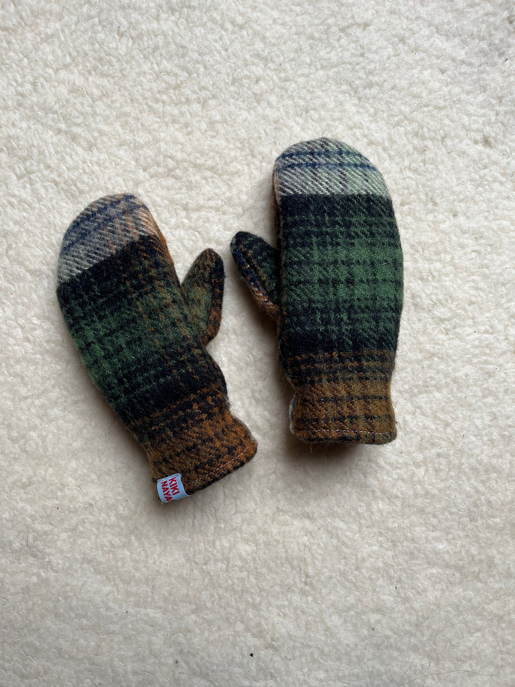 Moufles upcyclées en laine tartan